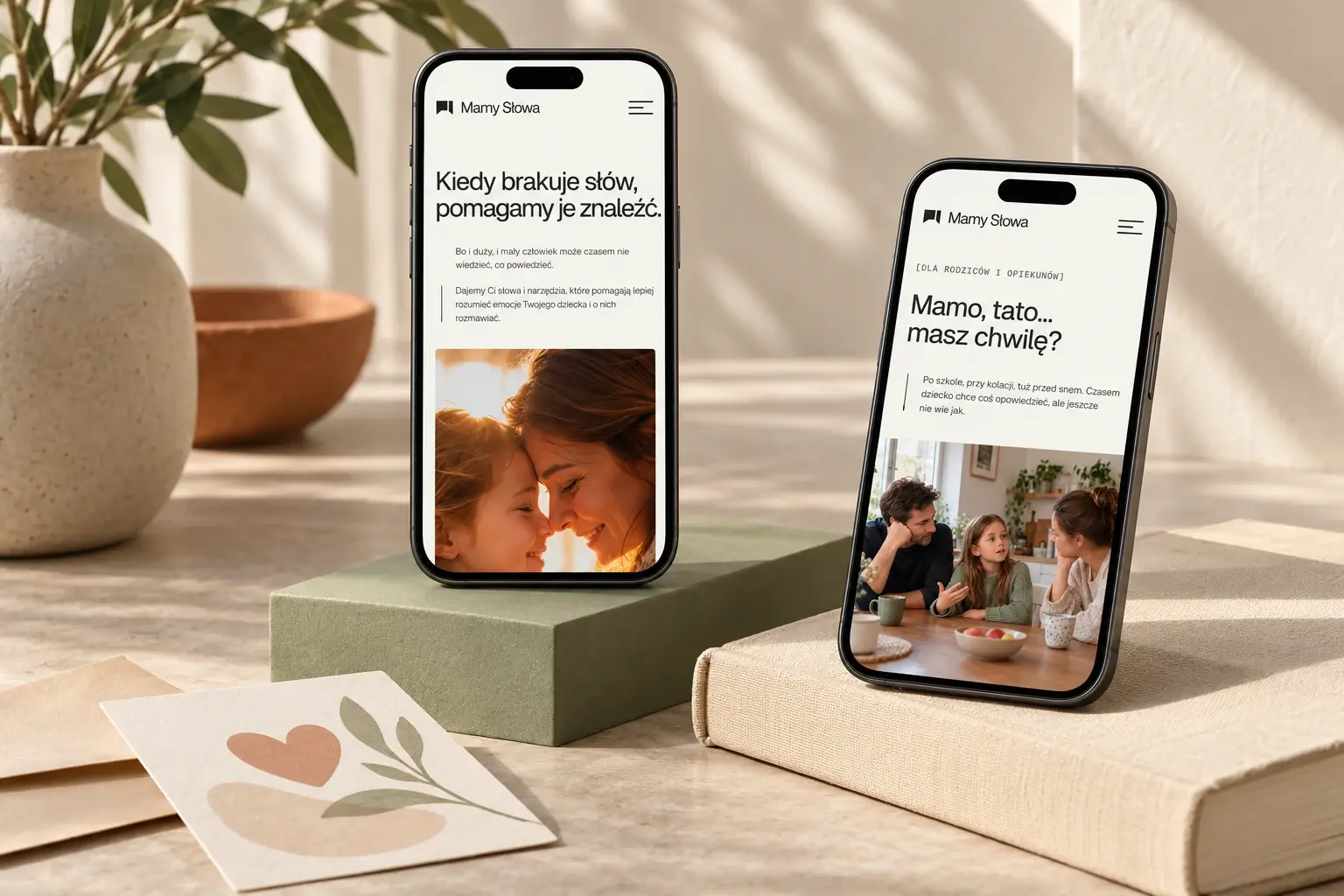 Dwa telefony z mobilną stroną główną i ścieżką dla rodziców Mamy Słowa